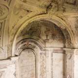 ...regala la visione dell�indimenticabile cappella. La chiesa � infatti � caratterizzata da un tripudio di stucchi, bassorilievi, archi a tutto sesto...